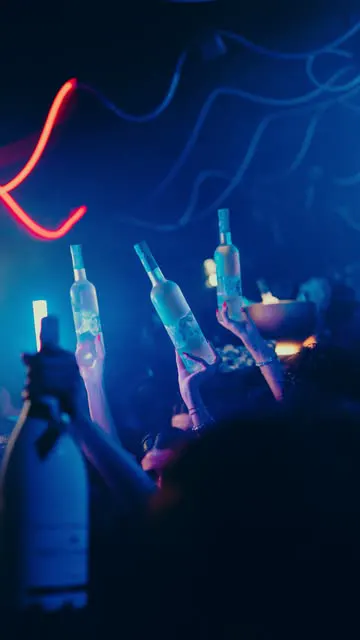 Il Caveau del Cube Club illuminato di blu
